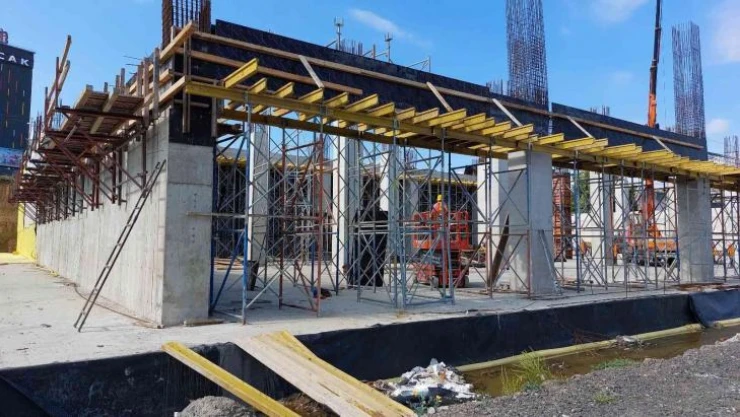 Samsun'da inşaattan düşen kalıp ustası ağır yaralandı