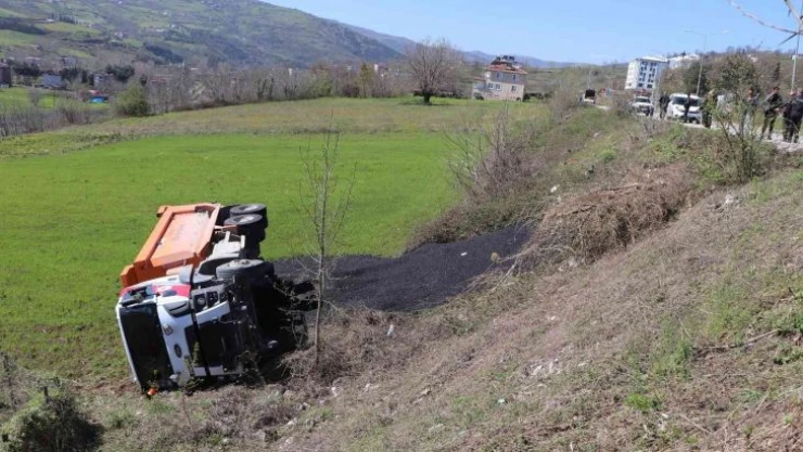 Samsun'da sıcak asfalt yüklü kamyon şarampole yuvarlandı: 1 yaralı