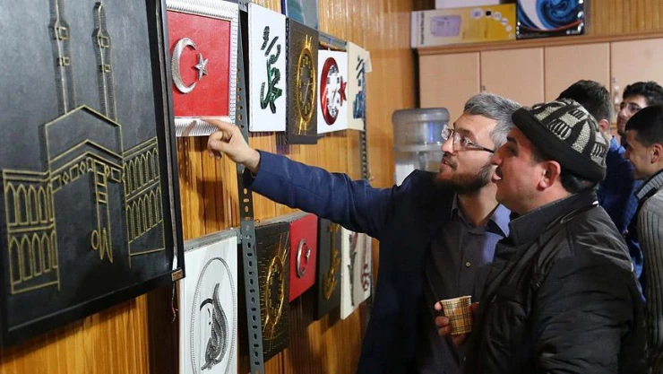 Sanat için çiviyle teli buluşturan cami cemaati