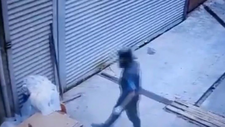 Sancaktepe'de iş yerinin önünde bulunan malzemeleri çalan hırsız kamerada