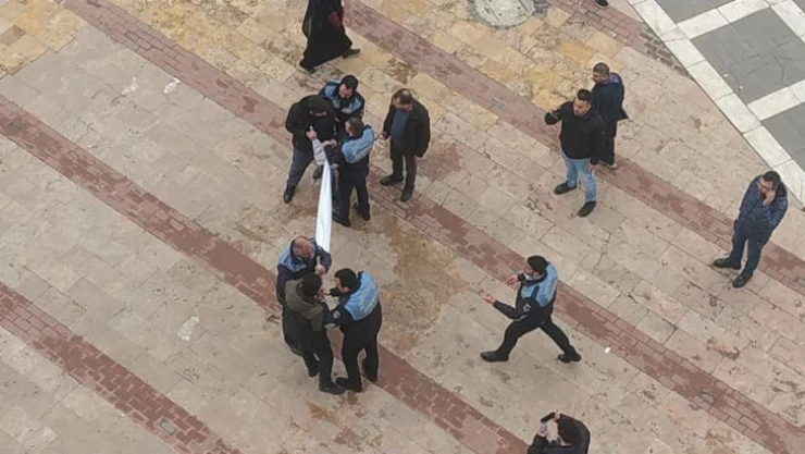 Şanlıurfa'da izinsiz göstericilerle zabıta arasında gerginlik