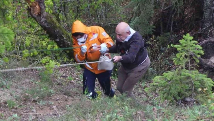 Şarampole devrilen otomobildeki çift, halatla kurtarıldı