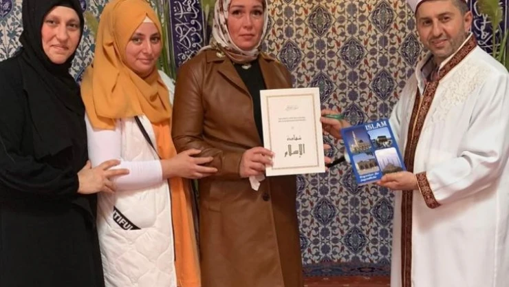 Savaştan kaçarak sığındığı Almanya'da müslüman olan 4 çocuk annesi Ukraynalı kadın 'Ayşe' ismini aldı