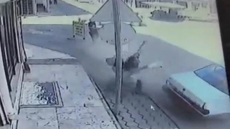 Savrulan otomobil yolda yürüyen adama işte böyle çarptı