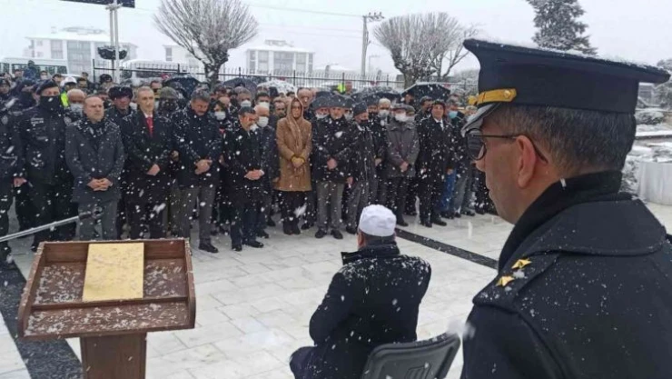 Şehitler, kar yağışı altında anıldı