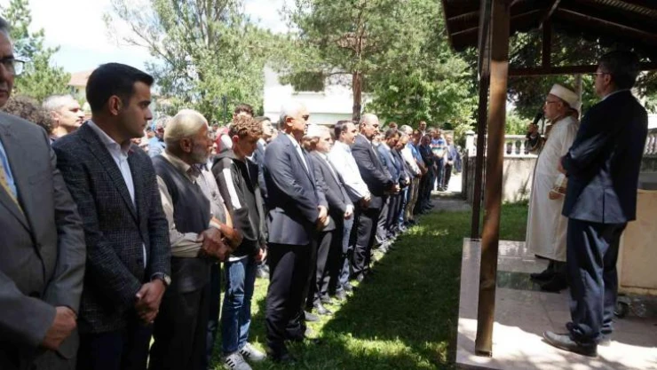 Selde hayatını kaybeden gencin ailesi hacdan geldi, cenazesi toprağa verildi