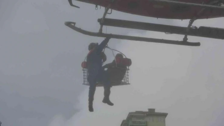 Selde mahsur kalan bedensel engelli vatandaş helikopterle kurtarıldı