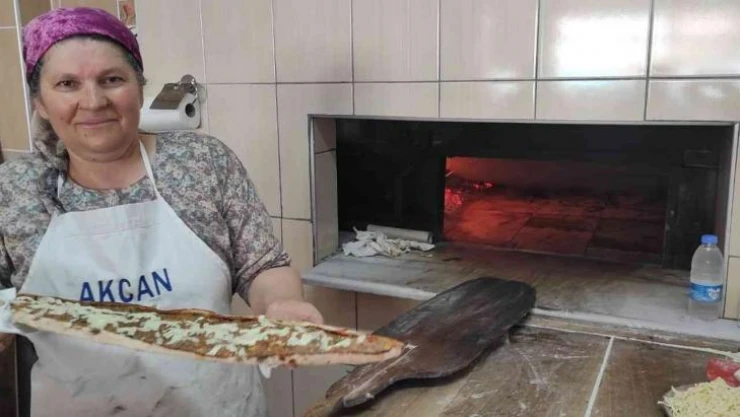 Selendi'nin kadın pide ustası erkelere taş çıkartıyor