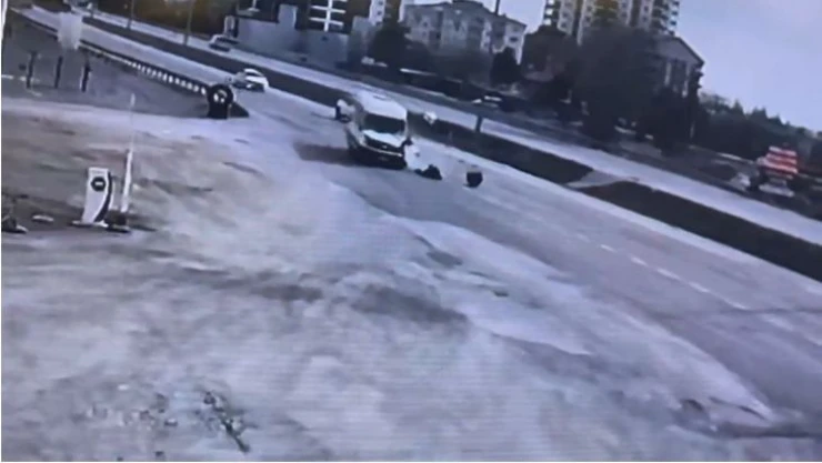 Servis aracının çarptığı iki öğrencinin metrelerce savrulma anı kamerada