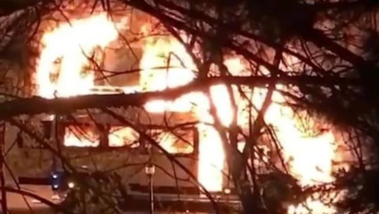 Servis minibüsü halı saha önünde alev topuna döndü