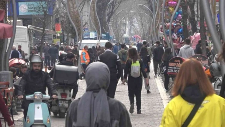 Sıcak havayı fırsat bilen Yalovalılar soluğu sokakta aldı