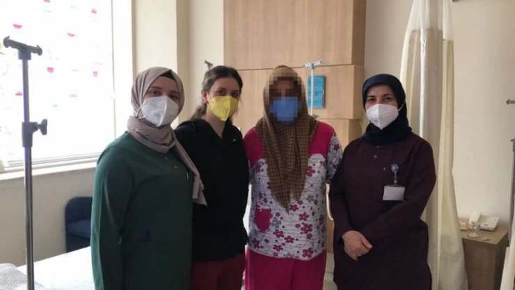 Şiddetli karın ağrısı ile hastaneye gitti, karnından 3 kiloluk kist çıktı