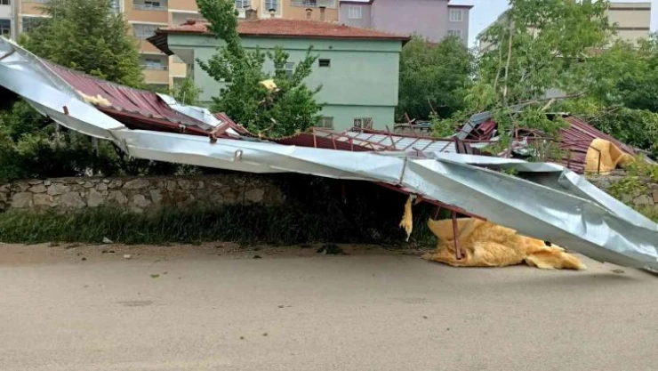 Şiddetli rüzgar çatıyı böyle uçurdu