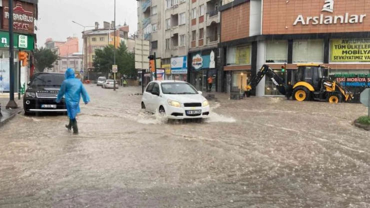 Şiddetli yağış hayatı felç etti