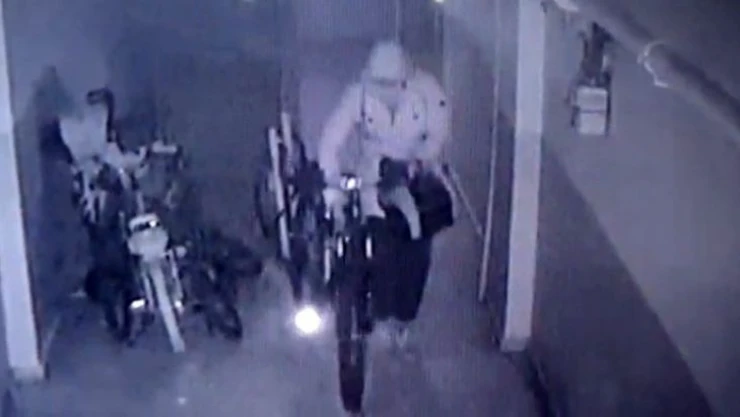 Şifreleri deneyerek girdikleri binadan bisiklet ve bavul çaldılar
