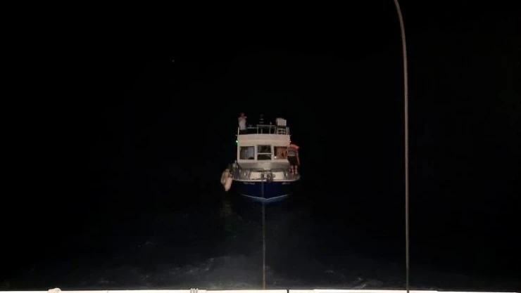 Silivri açıklarında sürüklenen tekne kurtarıldı
