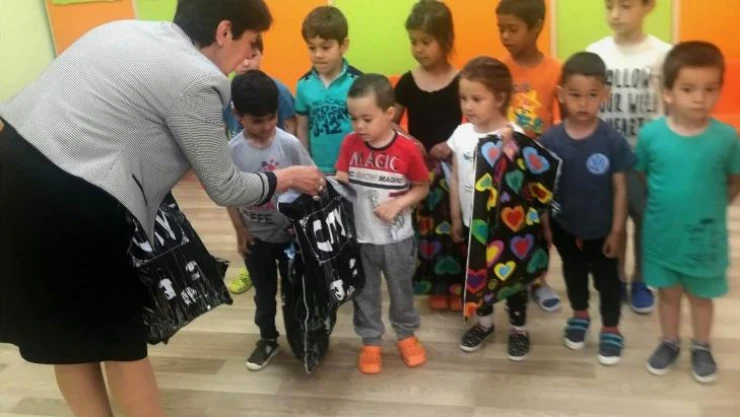 Sinan Köylü çocuklara oyuncak sürprizi