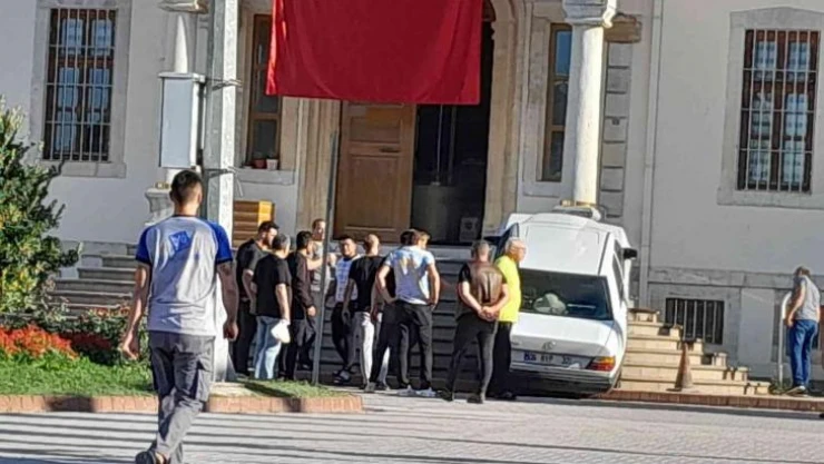 Sinop'ta ilginç kaza: Otomobil adliye merdivenlerine çıktı