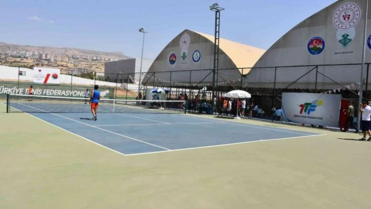 Şırnak'ta 400 sporcunun katıldığı tenis şampiyonası başladı