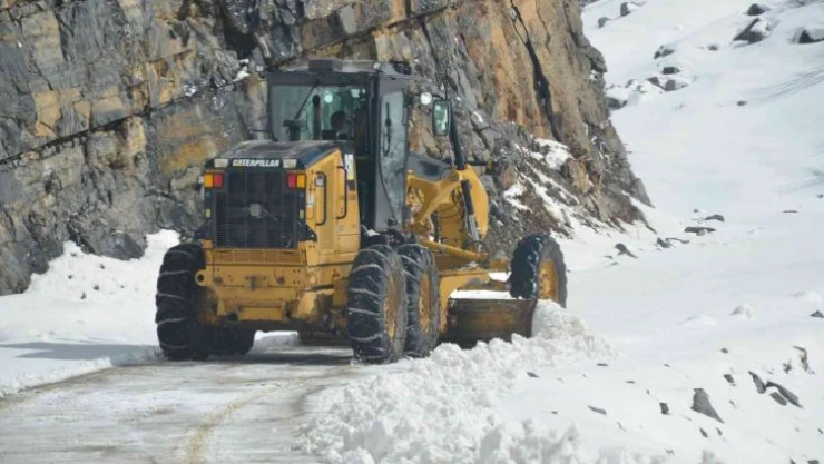 Şırnak'ta kapalı köy yolları açıldı