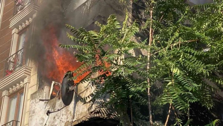 Şişli'de metruk bina alev alev yandı