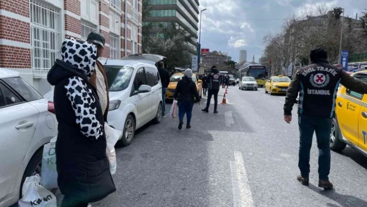 Şişli'de turistleri almayan taksici  yakalanınca polise isyan etti