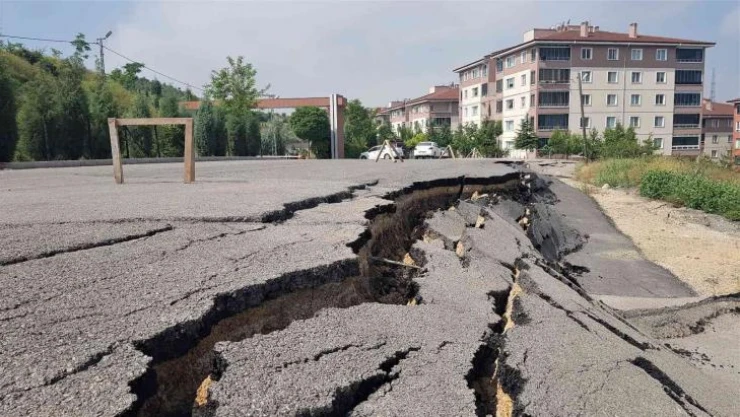Site otoparkında heyelan meydana geldi