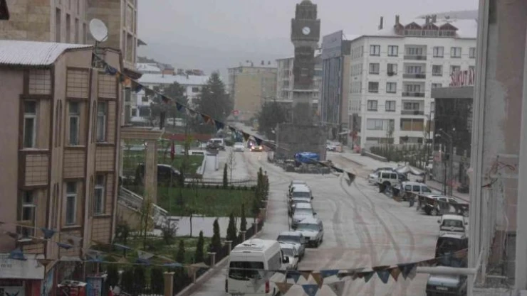 Sivas'ta dolu yağışı etkili oldu, kent beyaza büründü