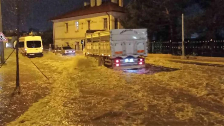 Sivas'ta sağanak yağış su baskınlarına neden oldu