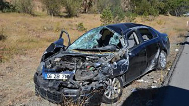Sivas'ta tıra çarpan otomobil hurdaya döndü: 5 yaralı
