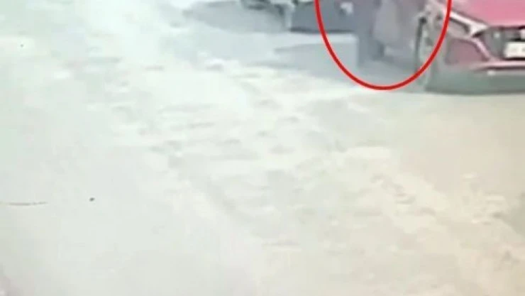 Sokaktaki otomobilleri çizen afacan çocuk, güvenlik kamerasına yakalandı