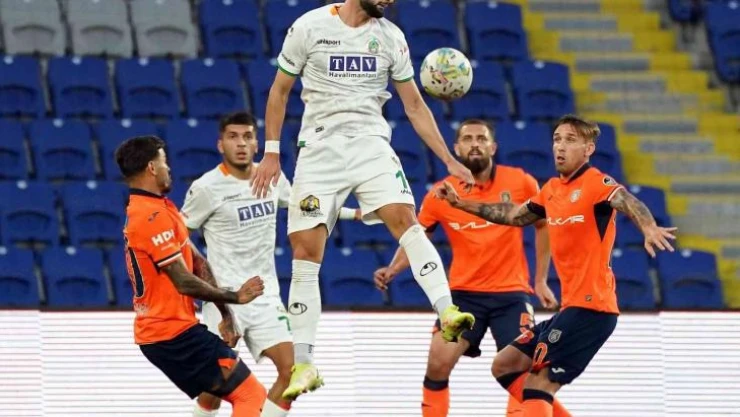 Spor Toto Süper Lig: Medipol Başakşehir: 0 - Corendon Alanyaspor: 0 (Maç devam ediyor)