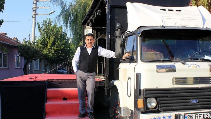 Su taşıyan kamyondan 'mobil sahne'