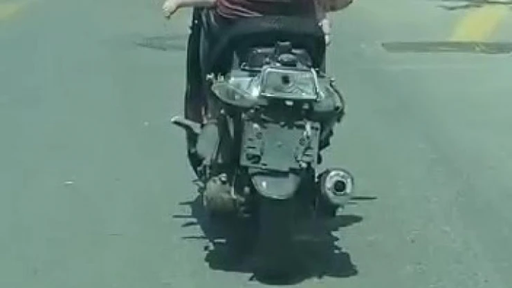 Sultanbeyli' şoke eden görüntü: Motosiklet sürerken kucağında bebek taşıdı