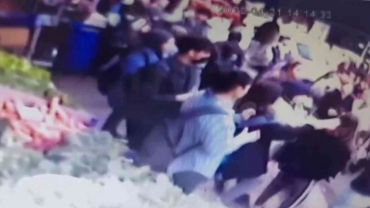 Sultanbeyli'de liseli kızların kavgasında ortalık savaş alanına döndü