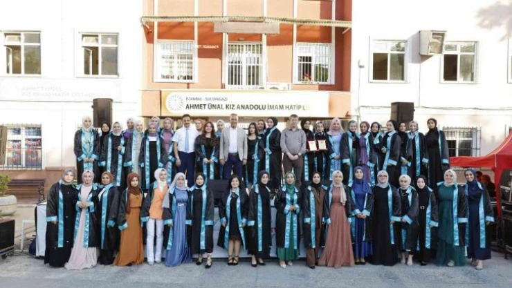 Sultangazi Belediye Başkanı Dursun liseli gençlerin mezuniyet mutluluğuna ortak oldu