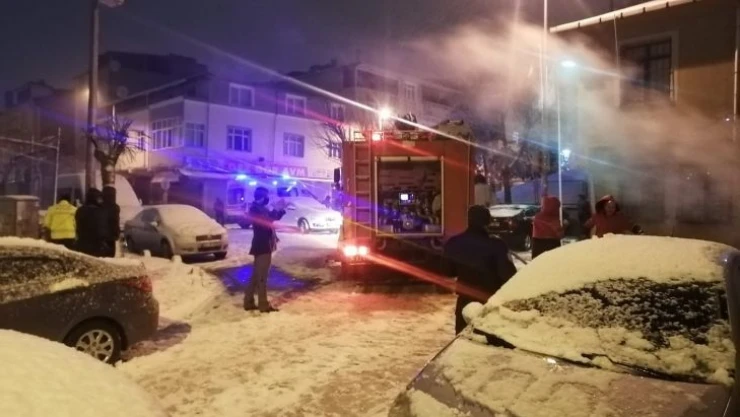 Sultangazi'de bir anda alev alan otomobil küle döndü