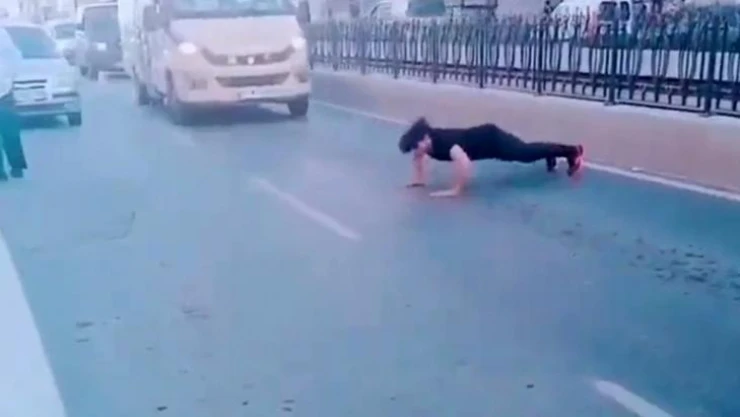 Sultangazi'de yabancı uyruklu şahıs yol ortasında şınav çekti