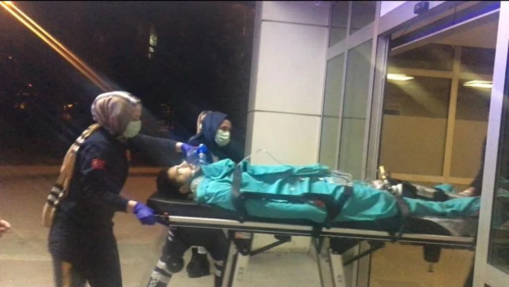 Sürat motoru önce ticari araç ile çarpıştı, sonra bariyerlere girdi: 1'i ağır, 2 yaralı