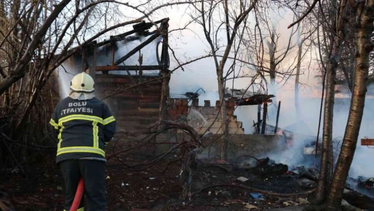 Bolu'da Suriyeli sığınmacıların yaşadığı evin odunluğu alev alev yandı