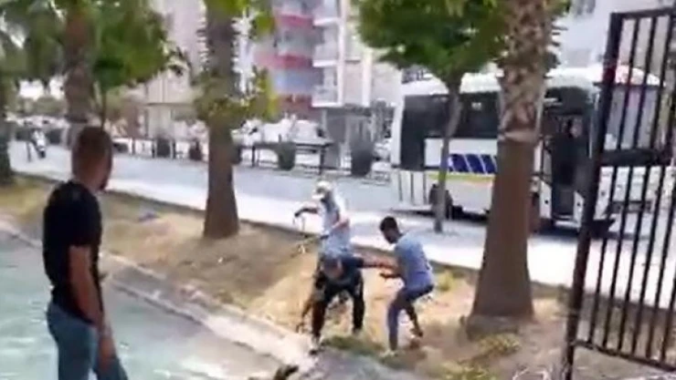 Suya düşen köpeği kurtarmak isteyen gençlerin zor sınavı