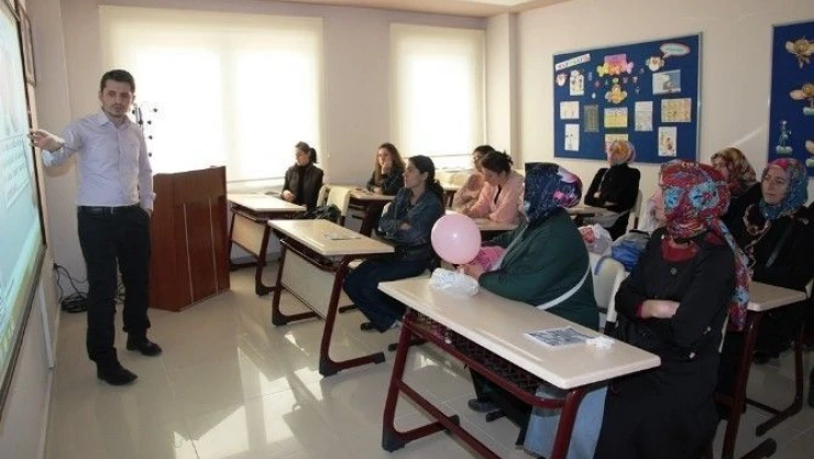 Anne  Okulu'nda  Çocuklarını  Daha  İyi  Tanımayı  Öğreniyorlar