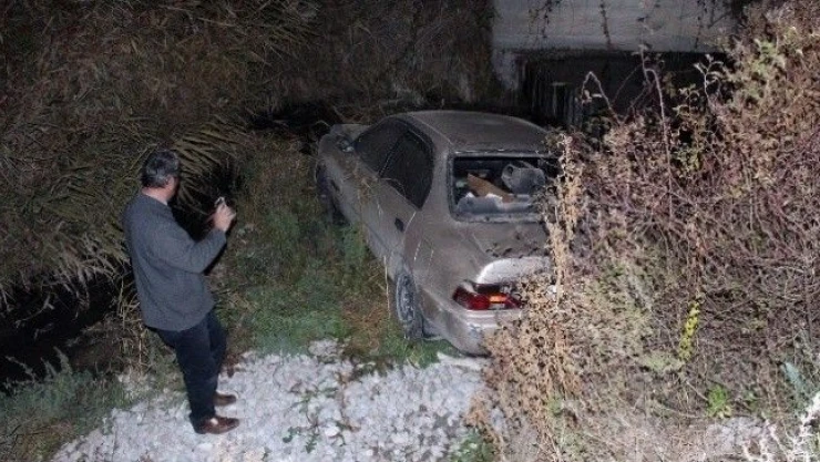 Beyşehir'de  Otomobil  Dereye  Düştü:  İki  Yaralı