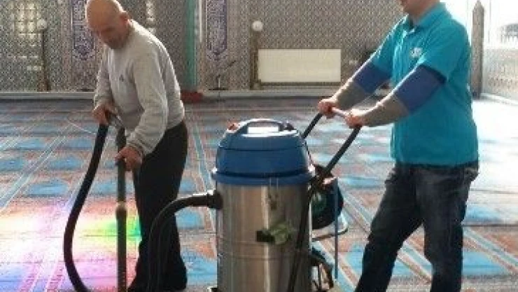 Bir  Ayda  70  İbadethane  Temizlendi