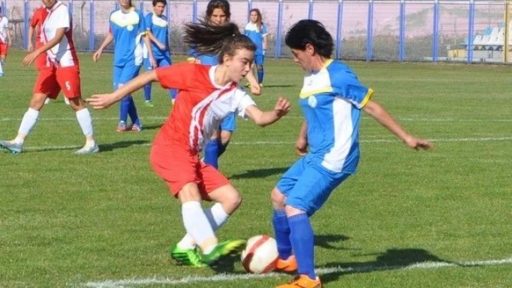 Bozüyük  Bayan  Futbol  Takımı  İlk  Karşılaşmasında  Farklı  Kaybetti