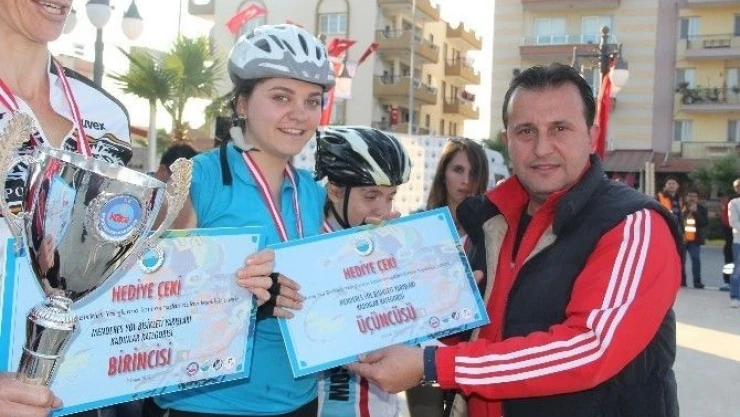 Menderes'te  Yol  Bisiklet  Yarışları  Sona  Erdi