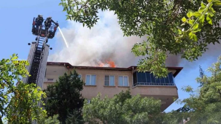 Tadilat sırasında çatı alev aldı, binadakiler büyük korku yaşadı