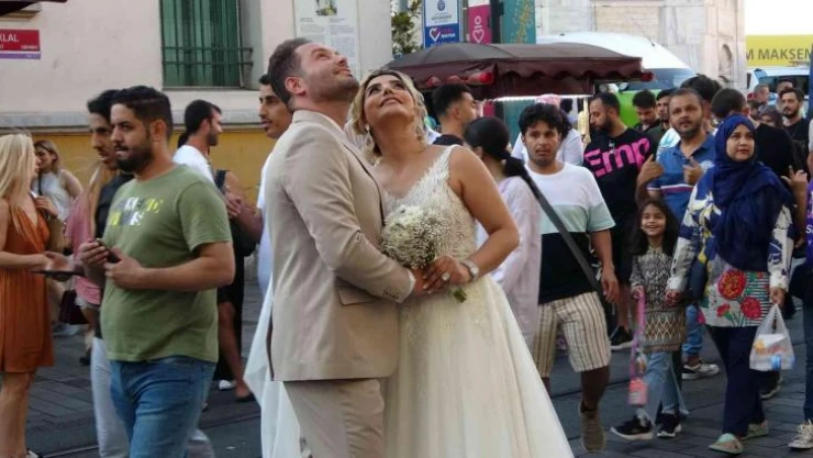 Taksim'de gelin ve damadın fotoğraf çekimi İstiklal caddesini kilitledi