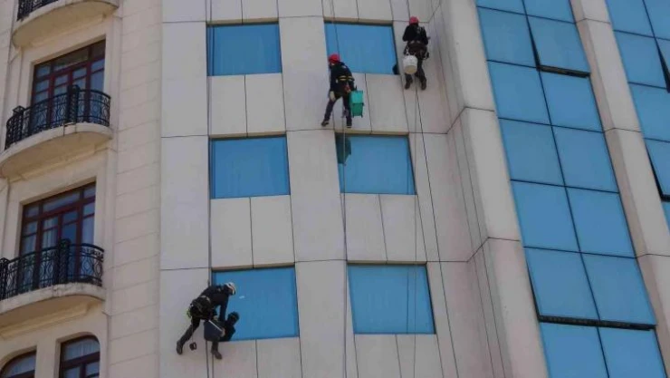 Taksim'de yürekleri ağza getiren tehlikeli otel temizliği