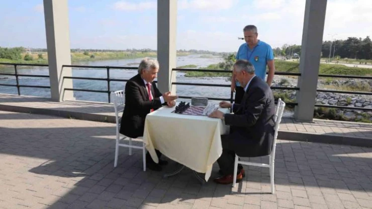 Tarihi köprüde satranç